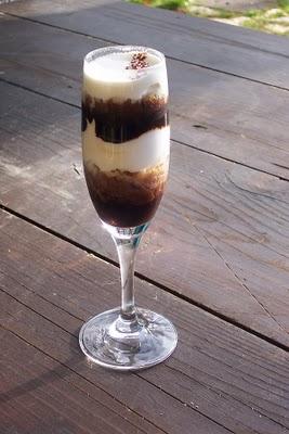 Crema di mascarpone, granita al caffè e Sambuca con salsa di cacao amaro