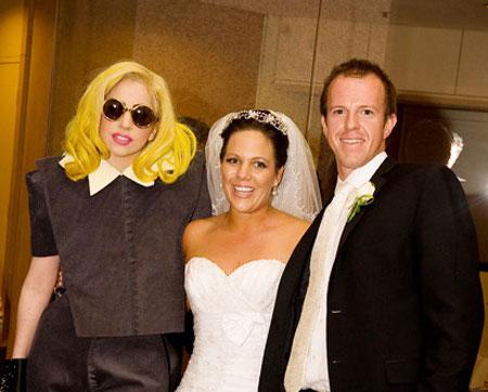 Lady GaGa posa con una coppia di sposi