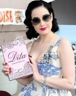 Dita Von Teese pubblica Stripteese, un libro sul burlesque