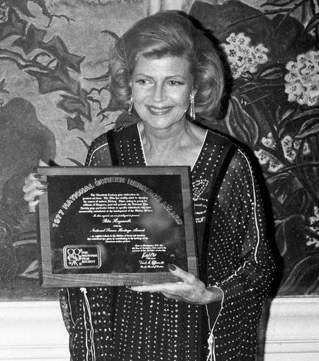 http://upload.wikimedia.org/wikipedia/commons/c/c7/Rita_Hayworth_(1977).jpg