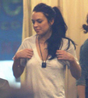 LINDSAY LOHAN GIRA SENZA REGGISENO