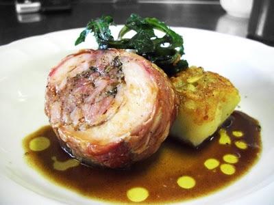 Coniglio in porchetta tradizionale con crispigni e rösti di patate