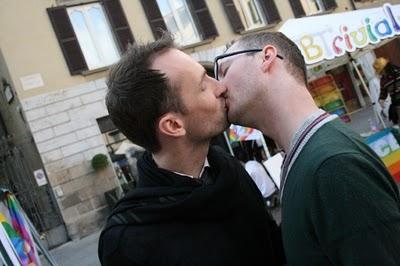 La Repubblica: Baci Gay censurati dal comune di Bergamo
