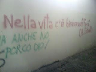 Dove altro potrebbero trovarsi queste scritte se non nel vicoletto che porta al Nick Masaniello