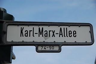 viaggio a berlino con i fantasmi di pietra di karl marx allee