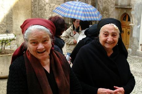 Donna inglese si sveglia parlando con accento francese