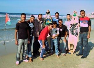 SURFARE A GAZA SOTTO GLI OCCHI SOSPETTI DI HAMAS