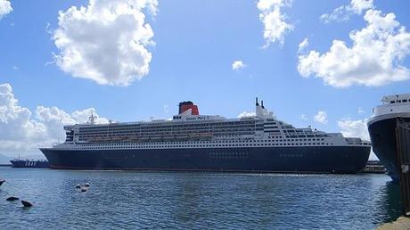 Queen Mary 2 and Queen Victoria a Napoli