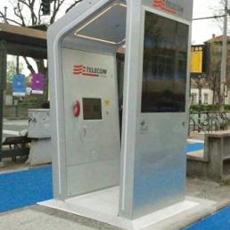 La cabina telefonica del presente: internet, telefonia, fotovoltaico e antismog