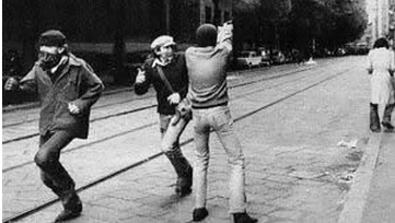 Il diciassettenne Maurizio Azzollini mentre spara a Milano in quel fatidico giorno del 1977