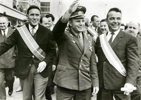 Youri Gagarin in visita in una banlieue nel 1963