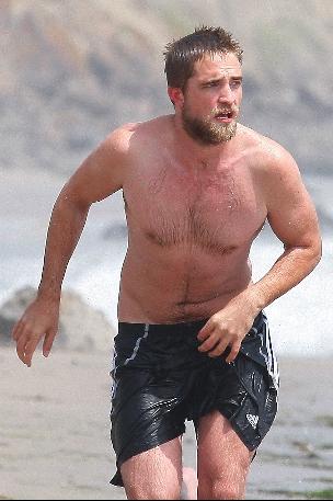 Robert Pattinson mostra la sua pancia sulle spiagge di Malibù