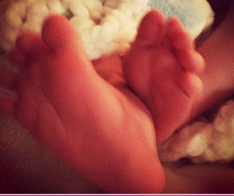 Hilary Duff mostra su Twitter i piedini del suo piccolo Luca