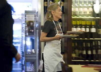 Roma: Sharon Stone cameriera dà pizze ai paparazzi