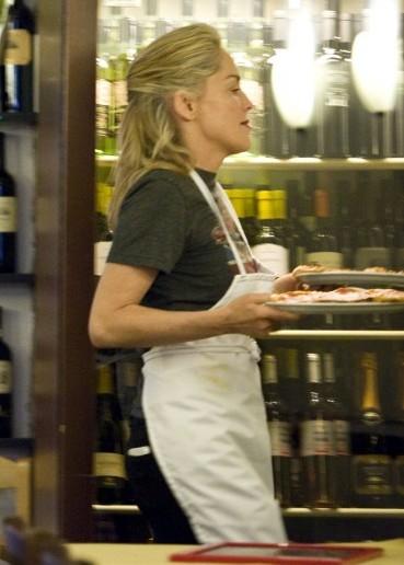 Roma: Sharon Stone cameriera dà pizze ai paparazzi