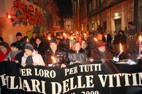 L'Aquila, ore 3.32: in diecimila in piazza ricordano il terremoto di tre anni fa