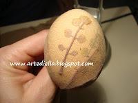 Decorazioni uova con prodotti naturali per la Pasqua