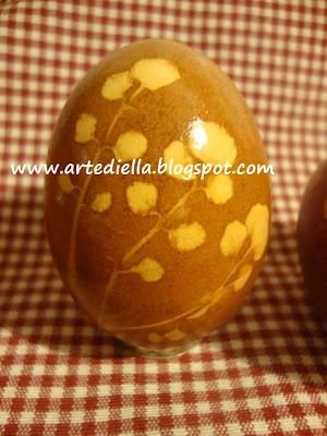 Decorazioni uova con prodotti naturali per la Pasqua