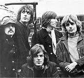 I Pink Floyd nel breve periodo in cui furono in cinque, dopo il coinvolgimento di David Gimour (seduto in basso)
