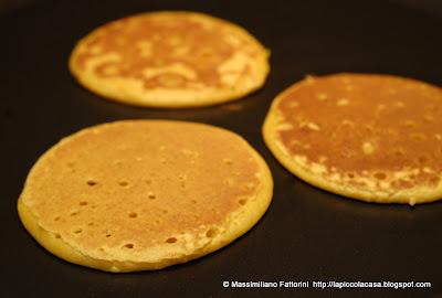 Pancakes di farina di ceci e curcuma con burro, acciughe sotto sale e erba cipollina