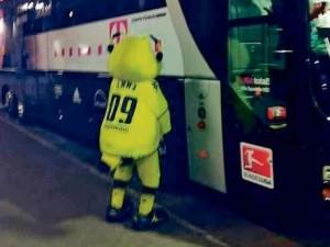 FOTO : La mascotte del Dortmund fa pipì sul pullman del Bayer Monaco ! Guarda la foto …