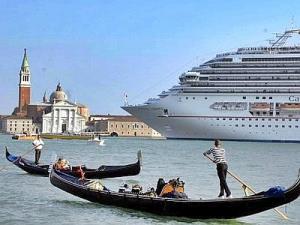 Assurdo italiano: le gondole e non le navi – monstre danneggiano Venezia