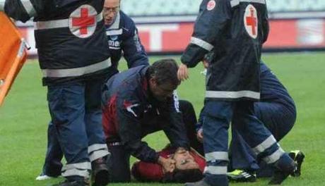 Il calciatore Morosini del Livorno muore in campo colpito da imfarto. Fermi tutti i campionati di calcio