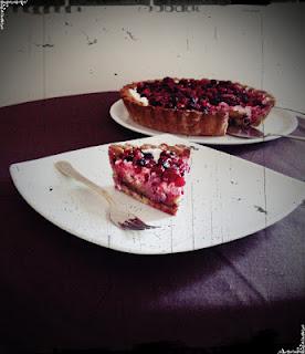 crostata 5 cereali frangipane con mousse al cioccolato bianco e frutti rossi