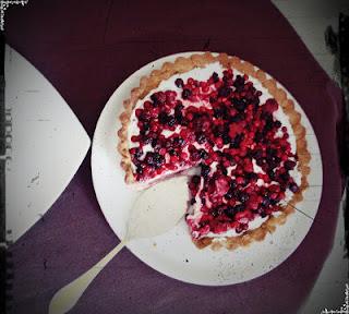 crostata 5 cereali frangipane con mousse al cioccolato bianco e frutti rossi