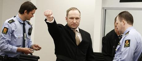 Iniziato il processo a Breivik, il massacratore di Oslo: non riconosce la Corte e fa il saluto nazista