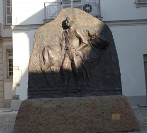 Il monumento a Gagliaudo “dimenticato” davanti al Duomo