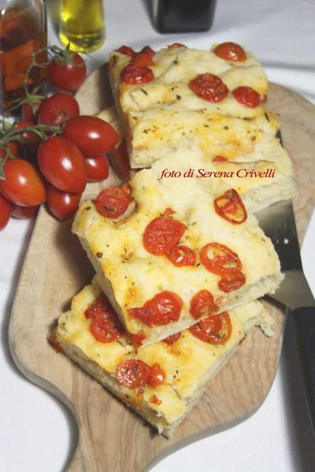 FOCACCIA CON RICOTTA E POMODORINI