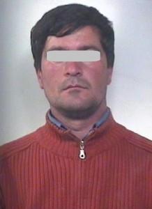 chiciu La compagna lo molla, lui la bastona