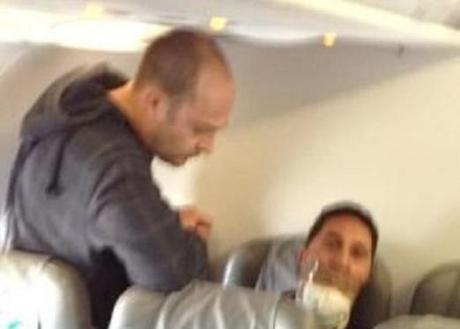 Tunisino rimpatriato in aereo con la bocca chiusa dallo scotch. La foto su facebook