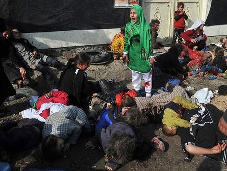 Tarana Akbari, 12 anni, urla terrorizzata dopo che un attentatore suicida si è fatto esplodere in mezzo alla folla presso il Santuario Fazel Abul a Kabul il 6 Dicembre 2011. Con questo scatto Massoud Hossaini, fotografo 31enne dell'agenzia Agence France-Presse, ha vinto il premio per la fotografia breaking news (Reuters)