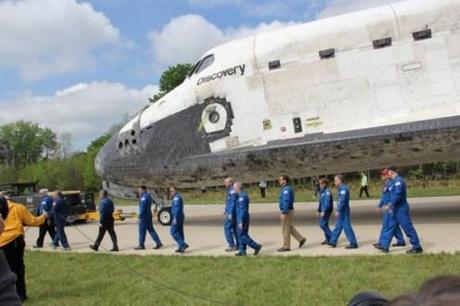 Lo Shuttle Discovery arriva allo Smithsonian National & Space Museum
