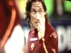 FOTO – DOPO LA MANITA DI 4 DI TOTTI AGLI JUVENTINI ORA C’E’ LA VENDETTA DI LICHTSTEINER..VISIONATE