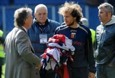 Genoa-Siena: i giocatori si sono tolti la maglia, il calcio è rimasto in mutande