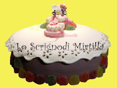Torta di compleanno decorata con pasta di zucchero Hello Kitty