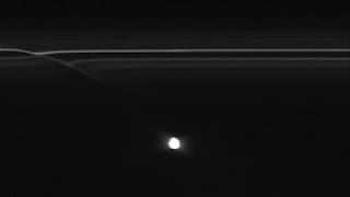 Cassini osserva oggetti che attraversano l'anello F di Saturno