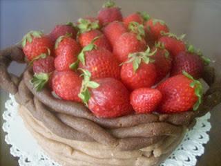 TORTA-CESTO DI FRAGOLE FRESCHE