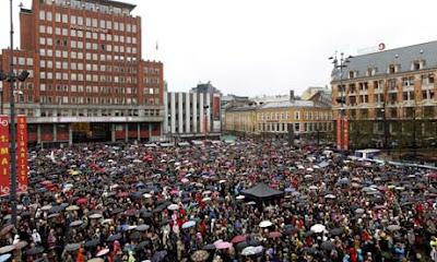 OSLO: in 40mila per 'punire' Breivik, cantano l'inno che odia!