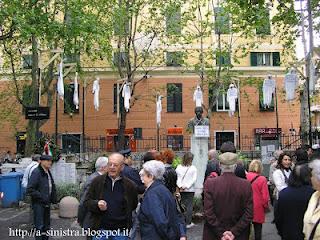 Genova Sestri - In piazza Baracca viene rappresentata la strage dell'economia