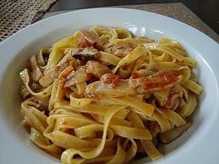 Tagliatelle con porcino e pomodoro Tagliatelle con porcino e pomodoro