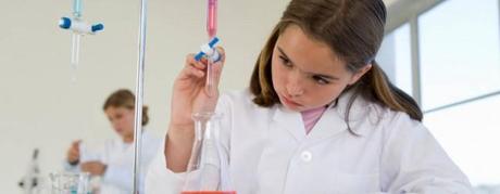 Piccoli chimici: 5 esperimenti facili e divertenti da fare in classe o a casa