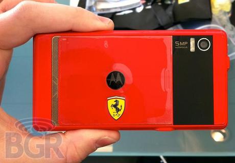 Motorola Milestone si veste di rosso Ferrari