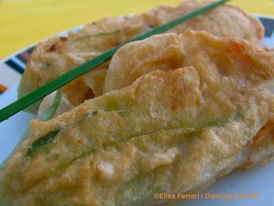 Fiori di Zucchina in Pastella con Formaggio Bastardo ed Erbe Aromatiche