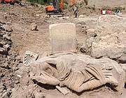 La statua della moglie del «gladiatore» trovata 4 giorni fa sulla Flaminia (foto Mario Proto)