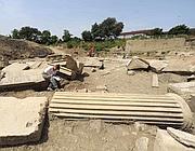 Archeologi presso le colonne scanalate del tempio (Proto)