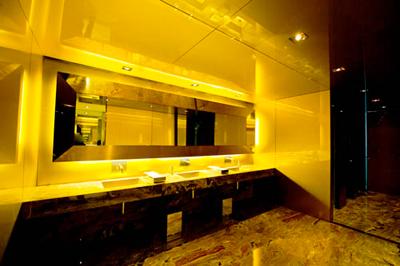 Una bagno tutto gold al Gold Restaurant